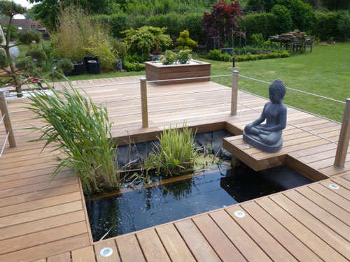 Bassin de jardin japonisant avec terrasse en bois