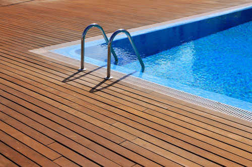 Terrasse bois composite piscine