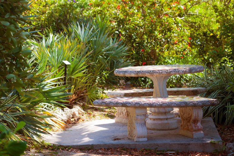 table de jardin en pierre