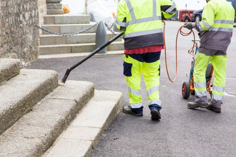 Homme brulant des mauvaises herbes grâce a un désherbeur thermique.