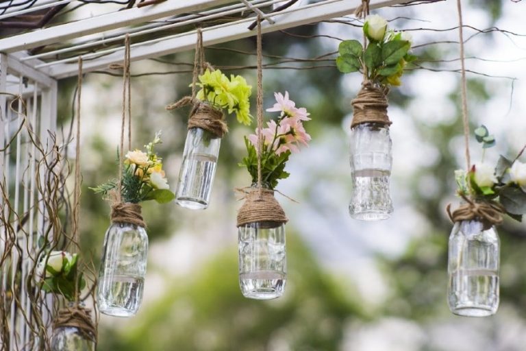 fleurs fraiches dans petits bocaux