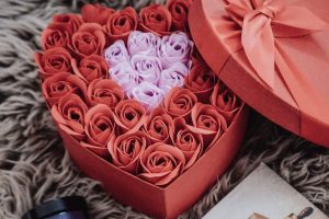boite en forme de cœur avec rose rouge éternelle