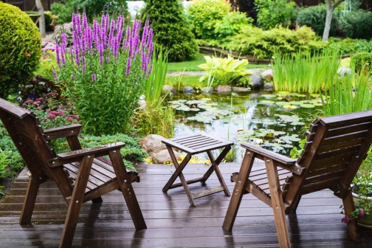 chaises de jardin sur terrasse