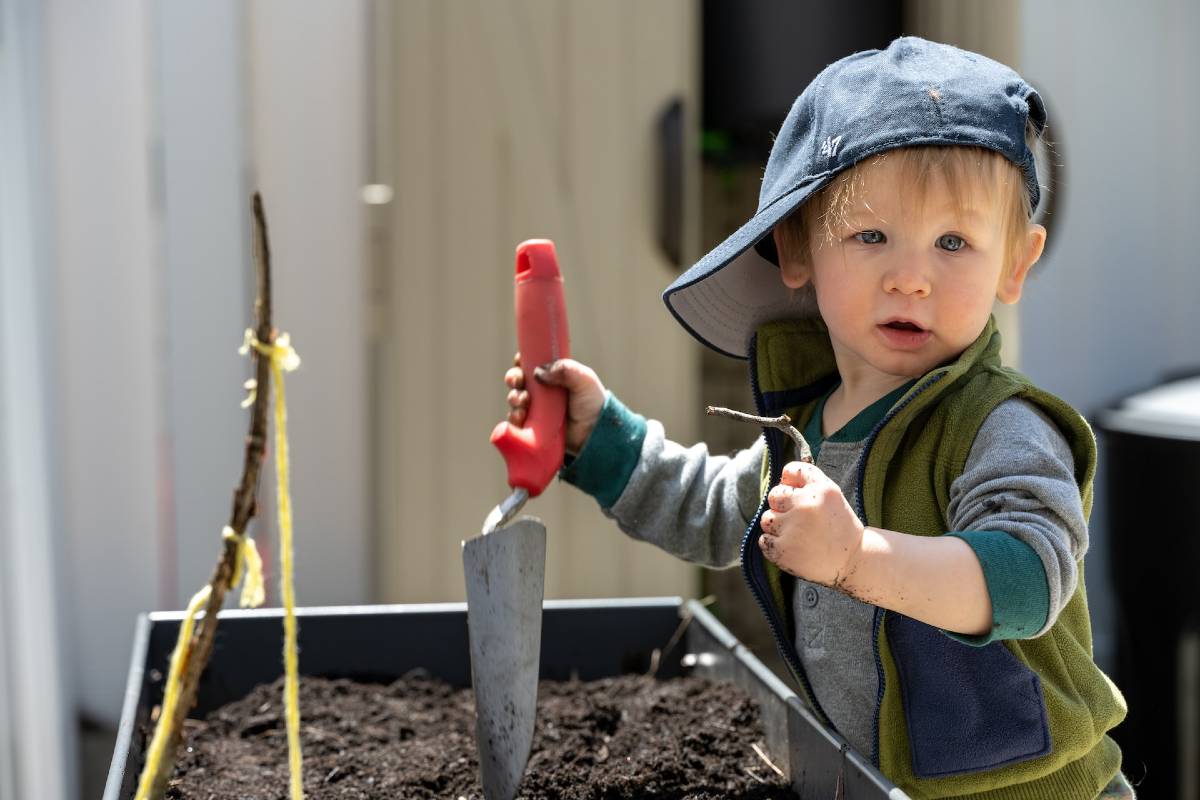 enfant qui jardine sans gants de jardinage