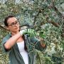femme taillant un olivier